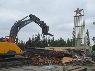 Star Theater, La Puente
Updated: 17th June 2019
S. Charles Lee’s one-of-a-kind Star Theater was demolished this morning to make way for 22 condos.
LAHTF is working behind the scenes to try to save the iconic neon Star sign, but the theatre is gone.  Click here for more info.